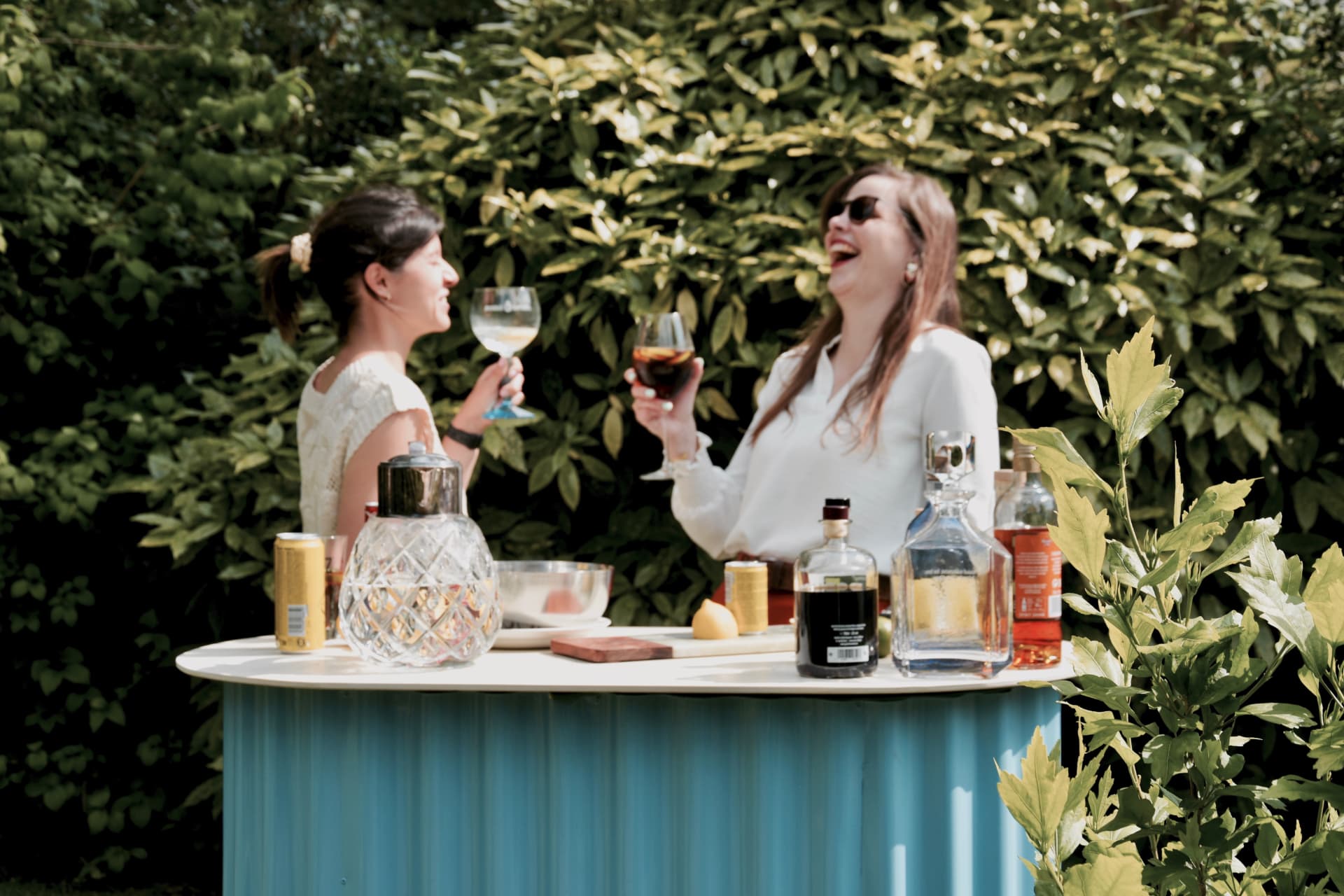 Twee vrouwen lachen met een glas aan de KUJP Bar