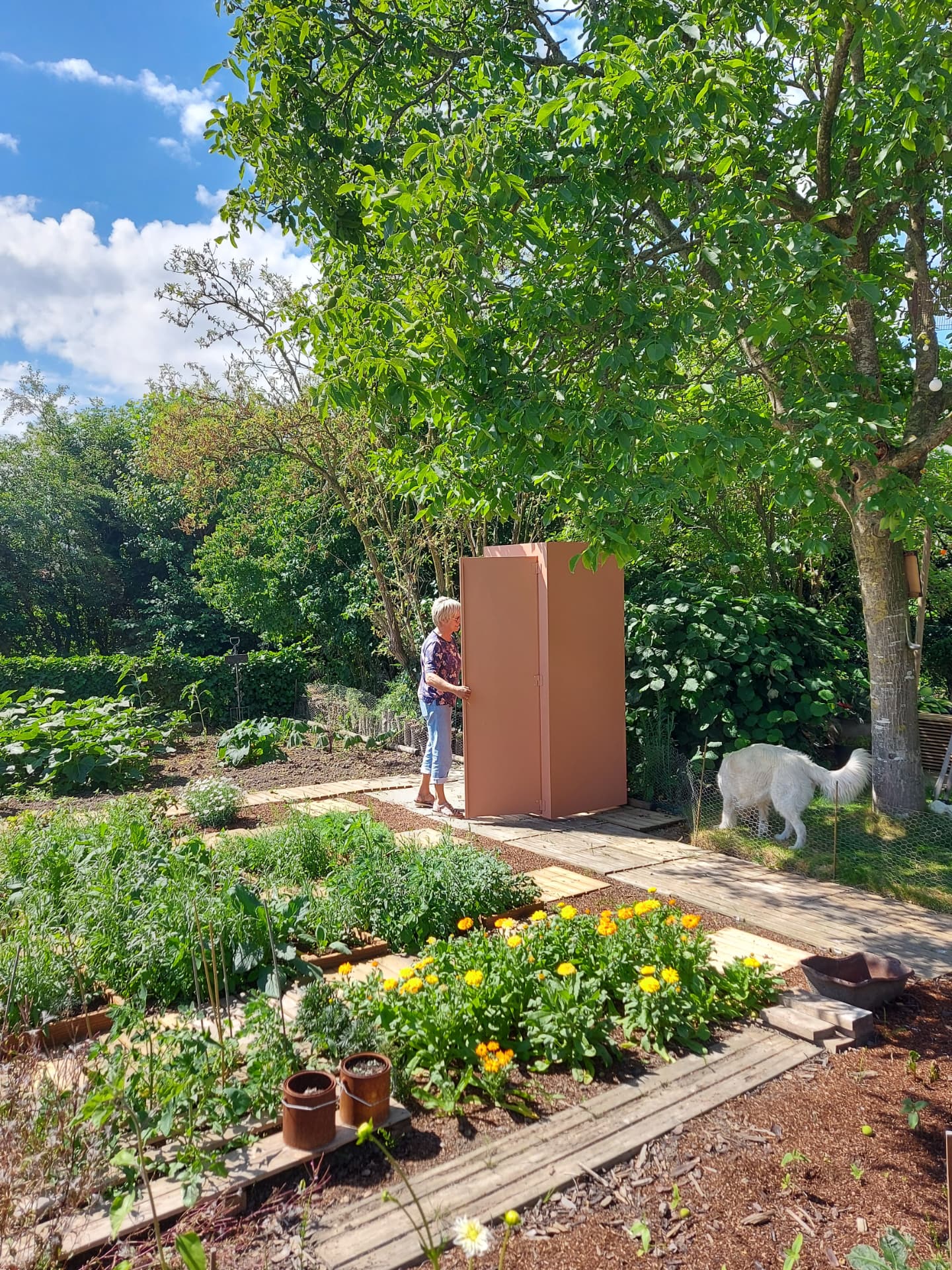 KUJP tuinkabinet op maat tussen groenten en bloemen in een zonnige tuin