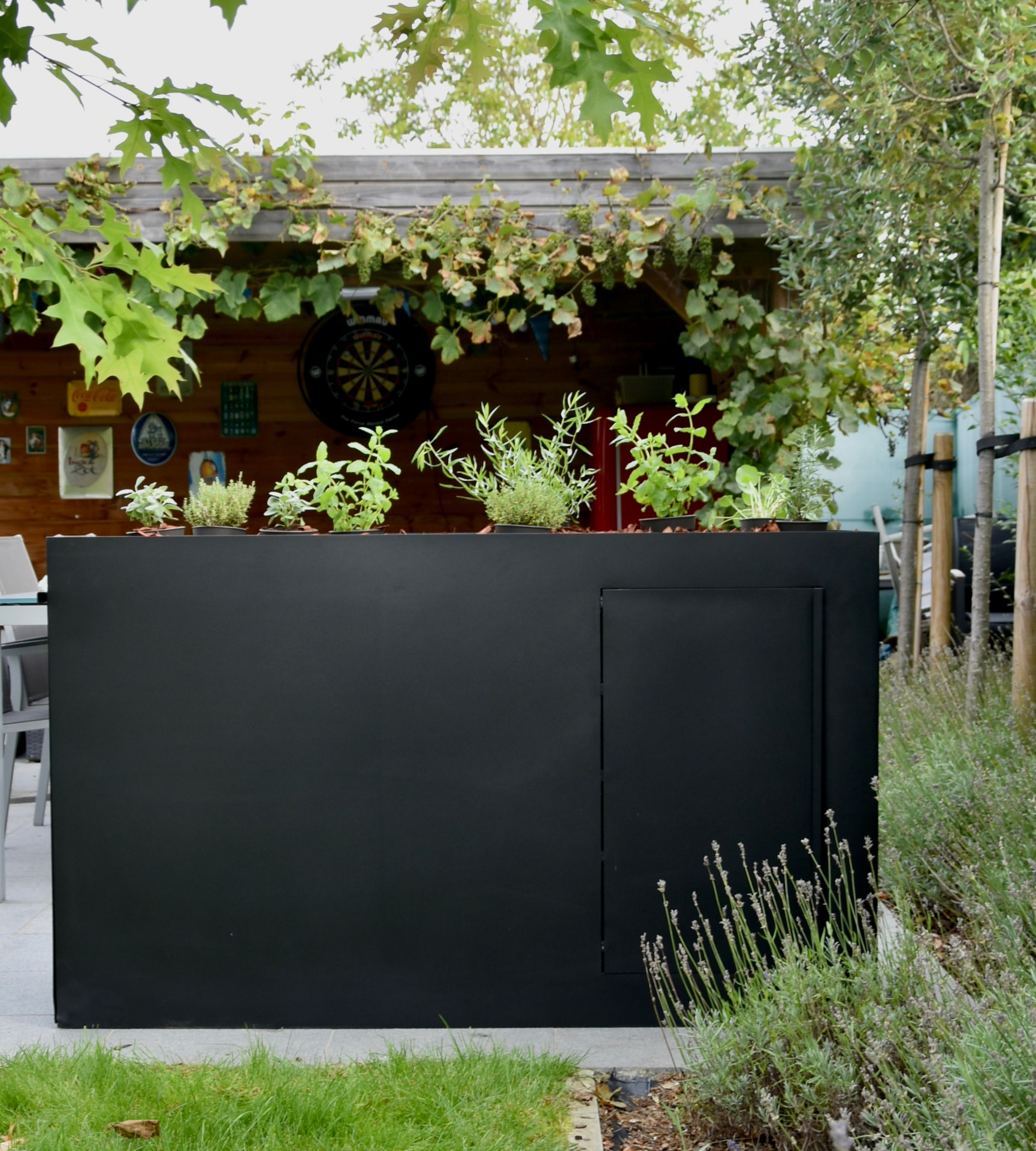 Gepoederlakte zwarte KUJP Large met beplante bovenzijde als volume in de tuin