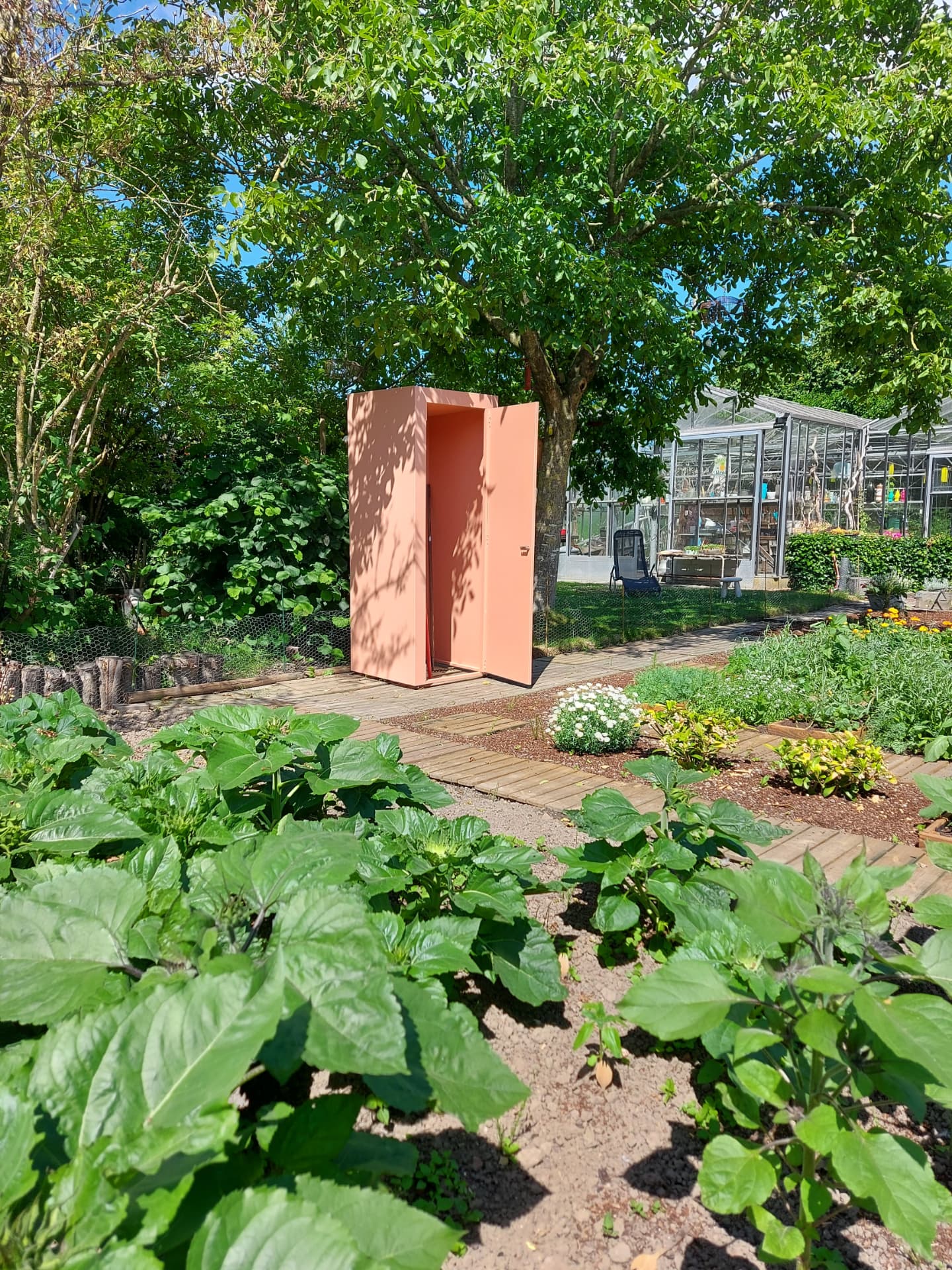 KUJP tuinkabinet op maat tussen groenten en bloemen in de tuin